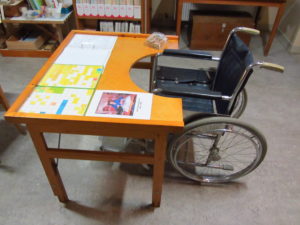 Photo 6: A specially designed desk for wheelchair-bound pupils in a setup of the former classroom.